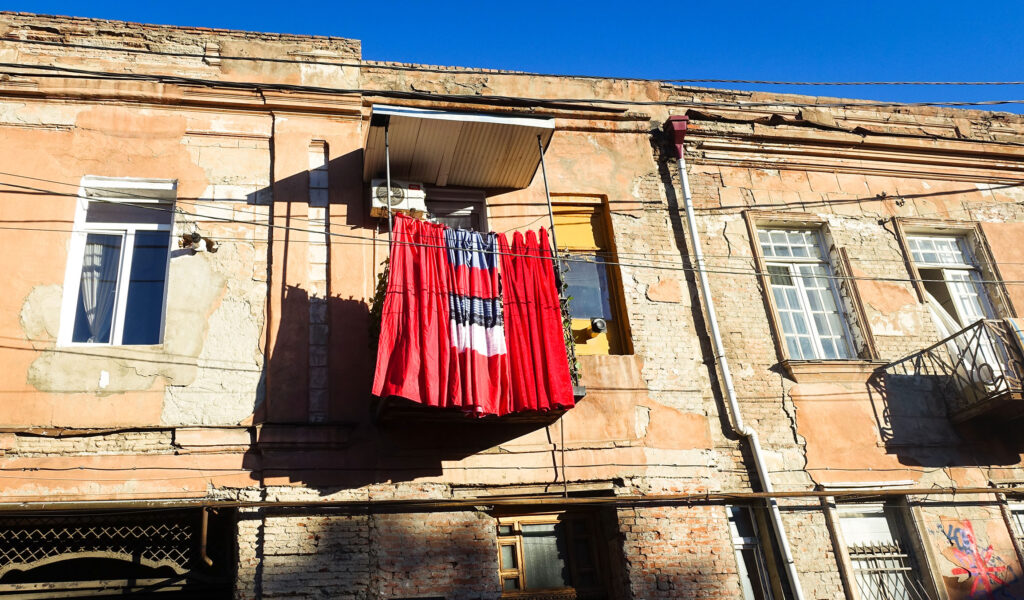 zerfallenes Wohnhaus mit Wäsche