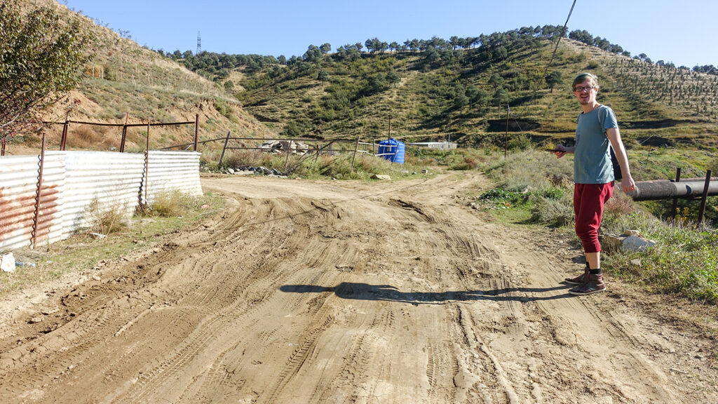 Mann steht in der Landschaft
