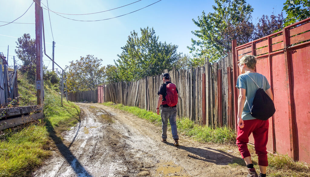 zwei Personen auf Dorfweg