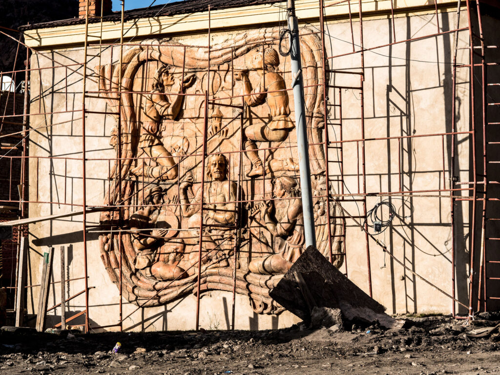 Relief mit Baugerüst