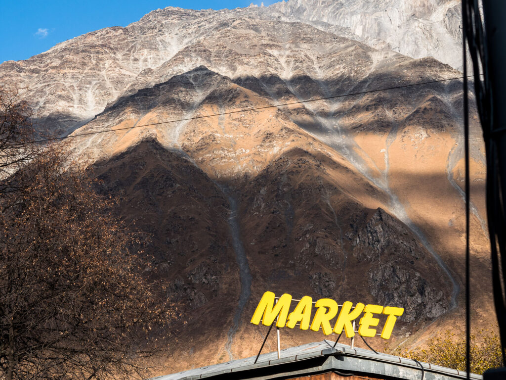 Market-Schriftzug vor Gebirge