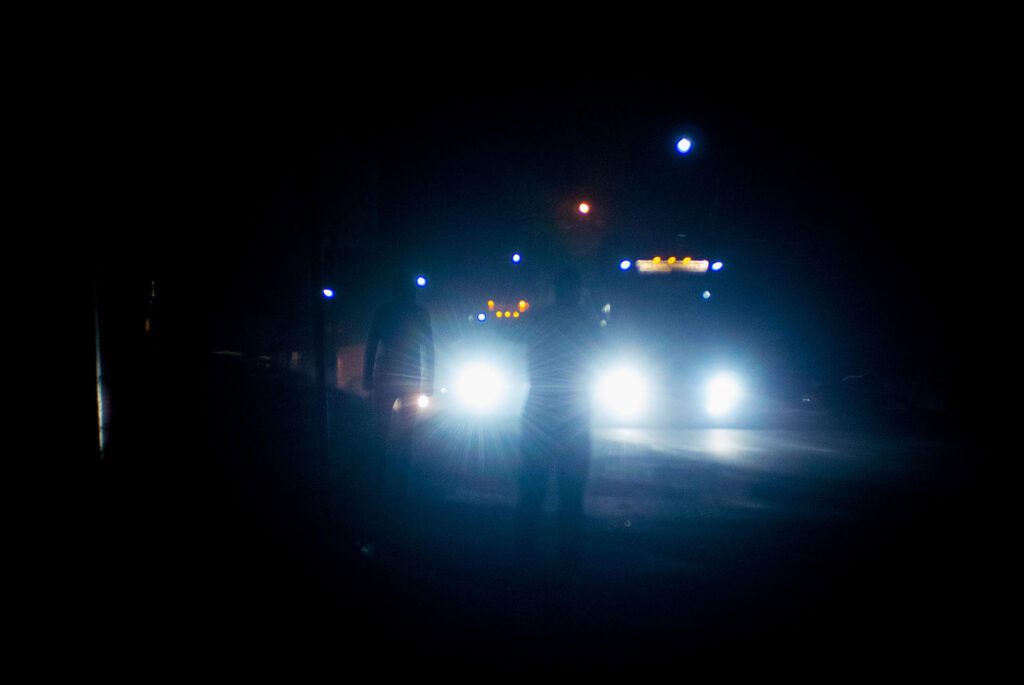 Landstraße bei Nacht im Gegenlicht von Scheinwerfern