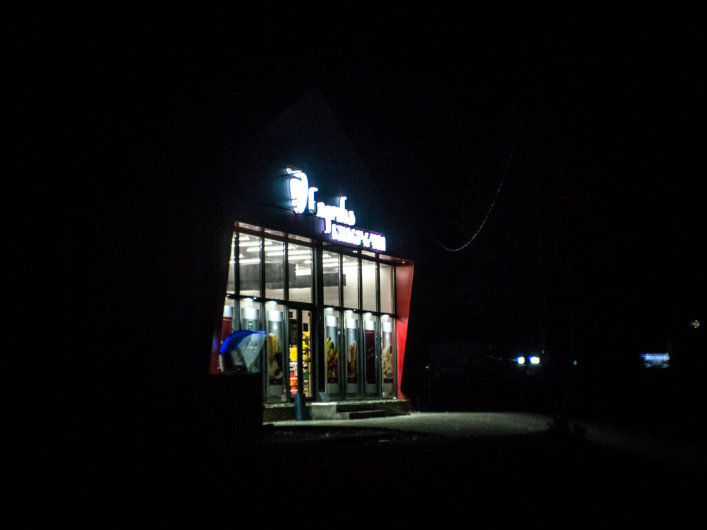 Supermarkt bei Nacht