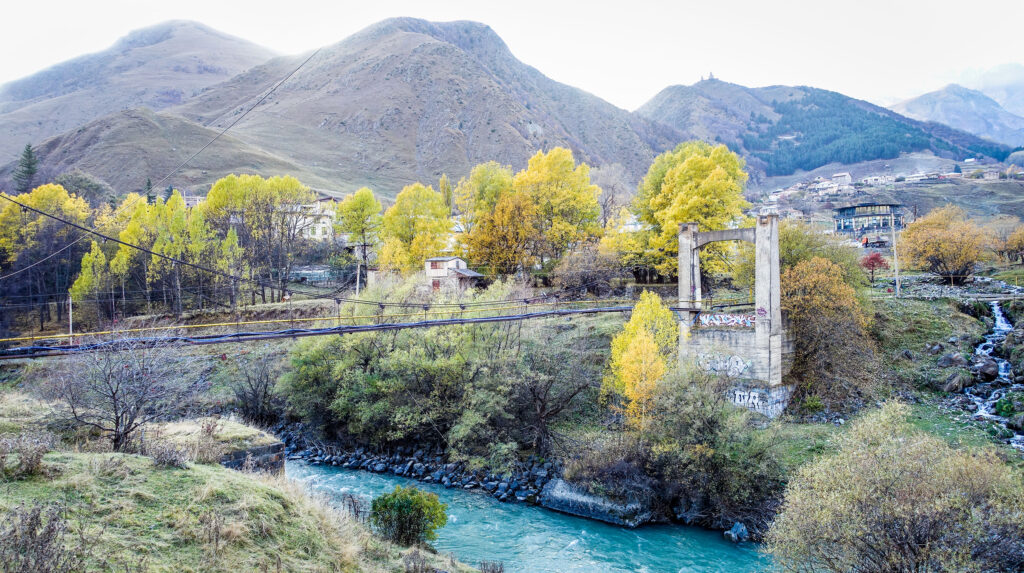 Landschaft mit kaputter Brücke