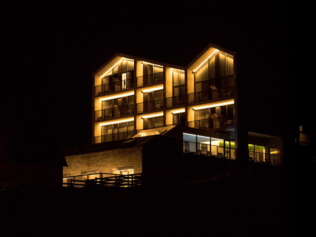 beleuchtetes Hotel