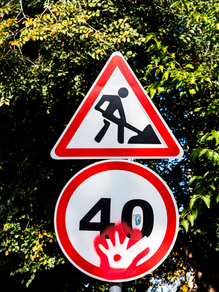 Schilder: Tempo 40 und Baustelle