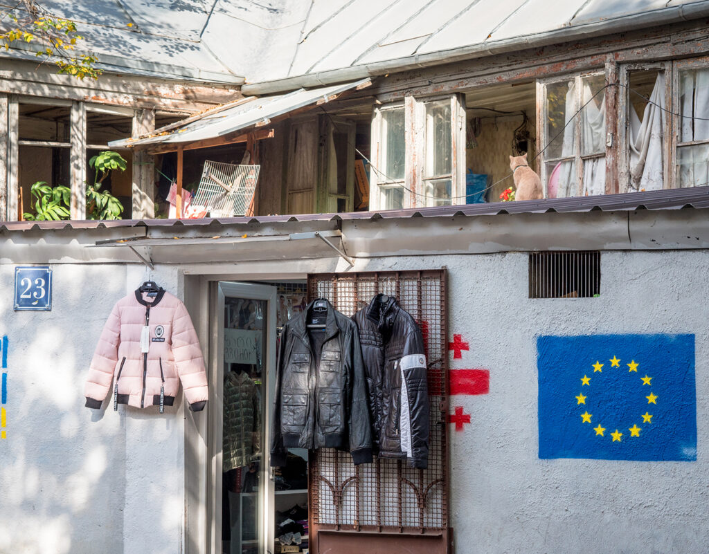 EU-Fahne, Katze und kleiner Klamottenladen