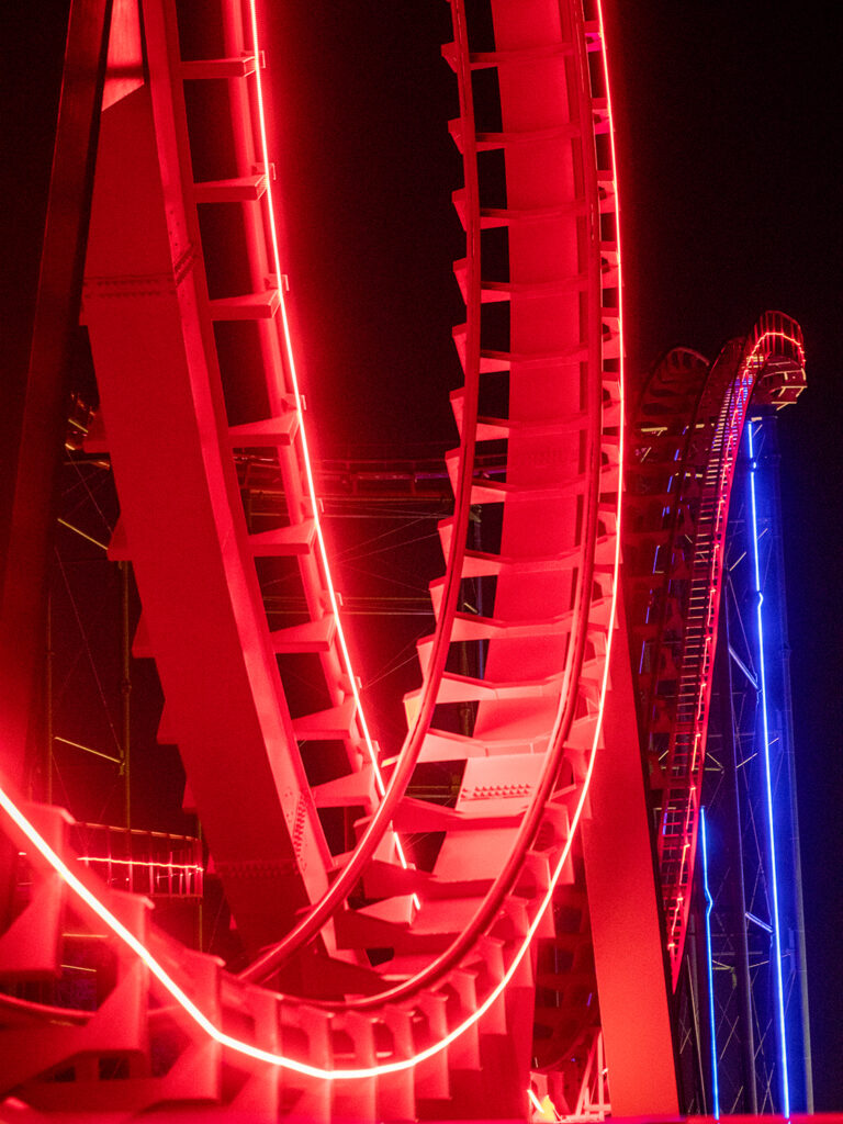 Achterbahn beleuchtet