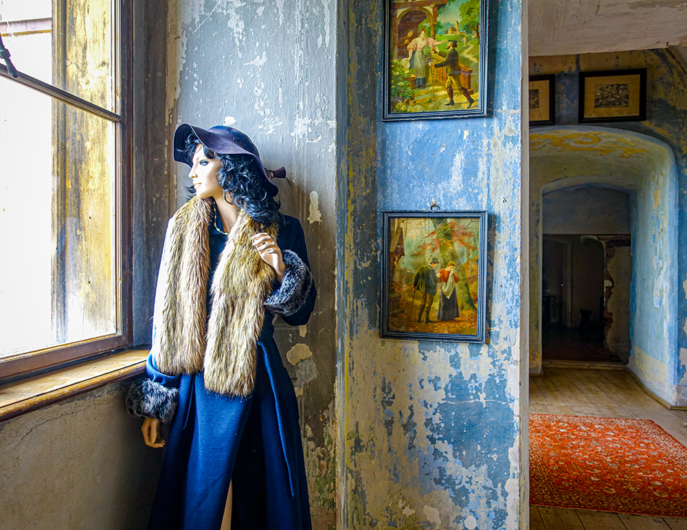 weibliche Schaufensterpuppe am Fenster