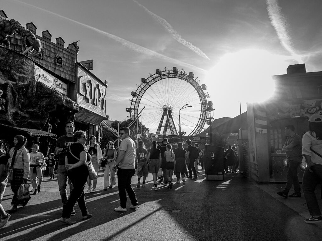 Vergnügungspark mit Riesenrad - schwarzweiß Foto