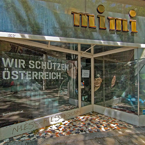 Schaufenster mit Werbung für die Armee