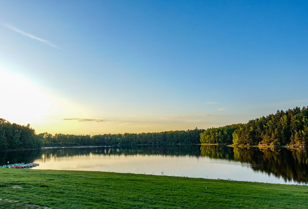 klarer See am Abend