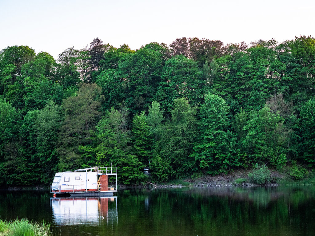 Wohnmobil auf dem See