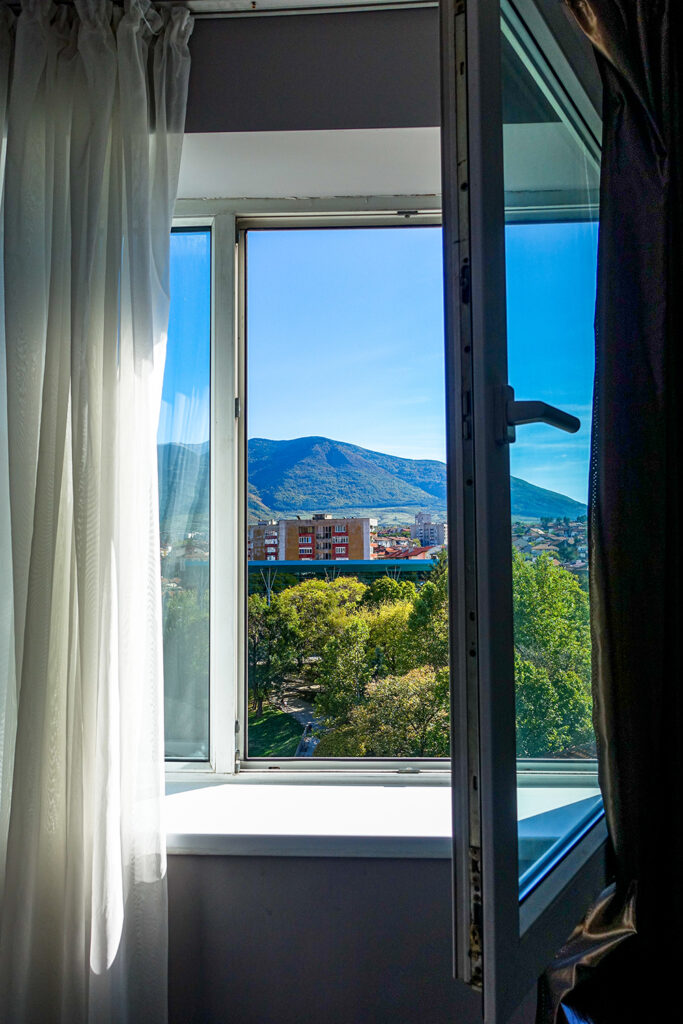 offenes Fenster mit Blick auf Gebirge