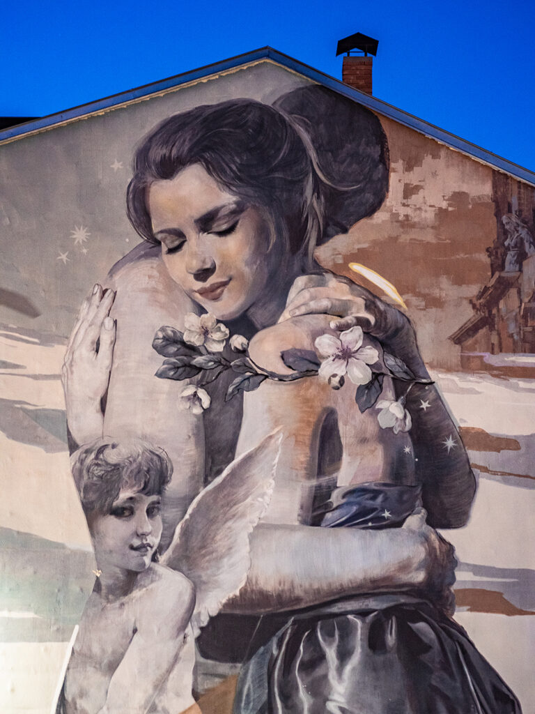 großes Wandbild: Paar mit Engel