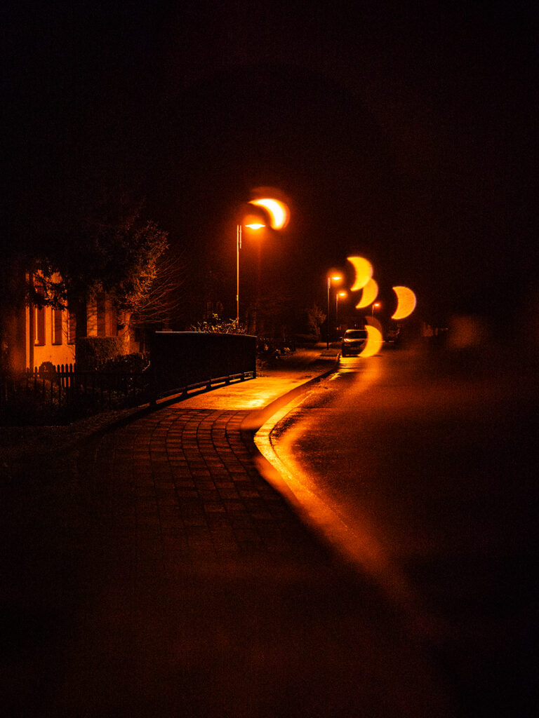 beleuchtete Straße bei Nacht