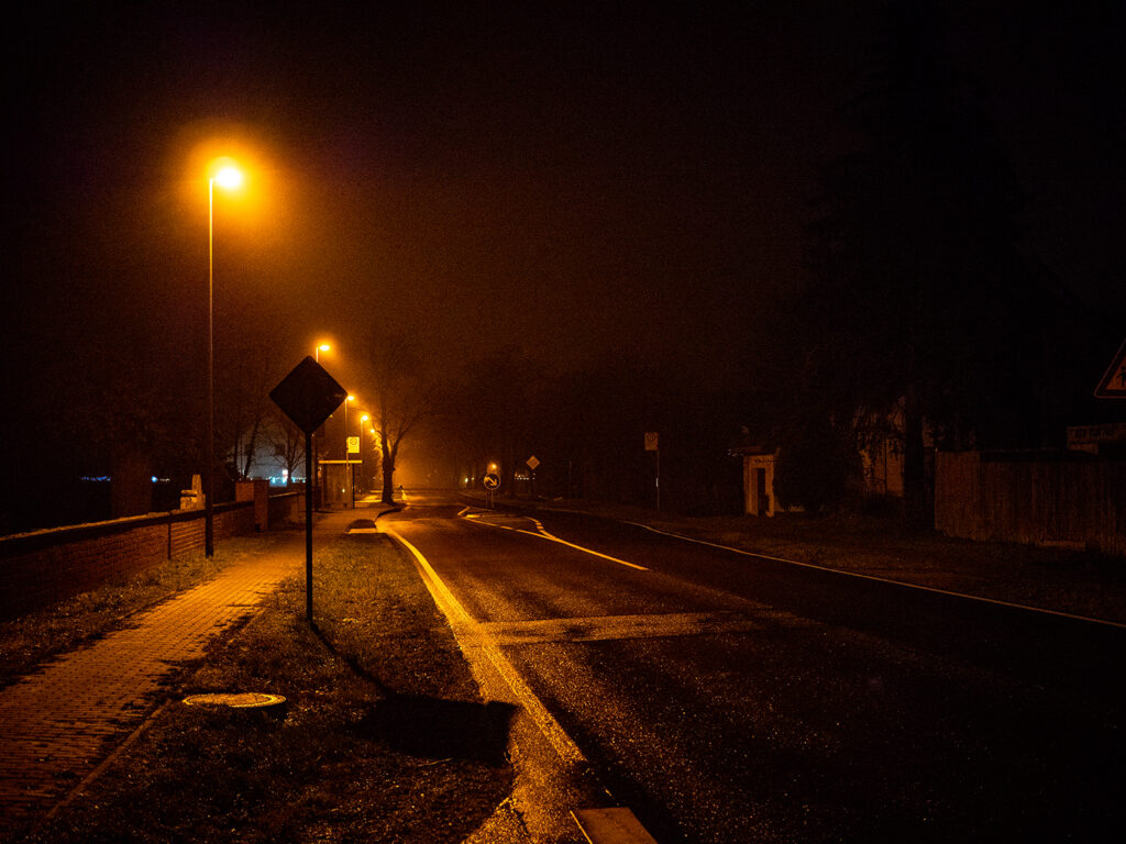 Landstraße bei Nacht