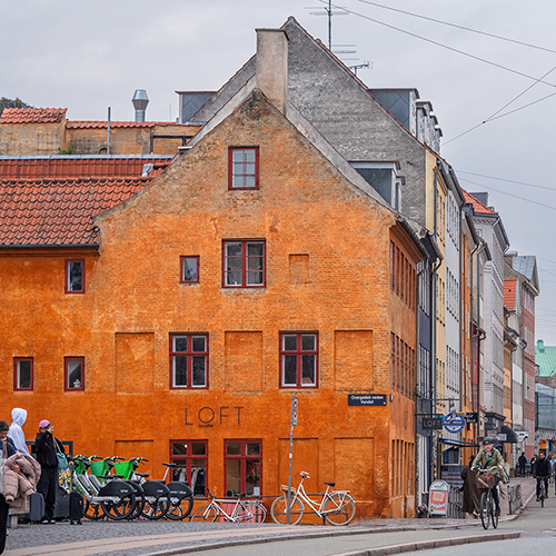 altes orangefarbenes Haus