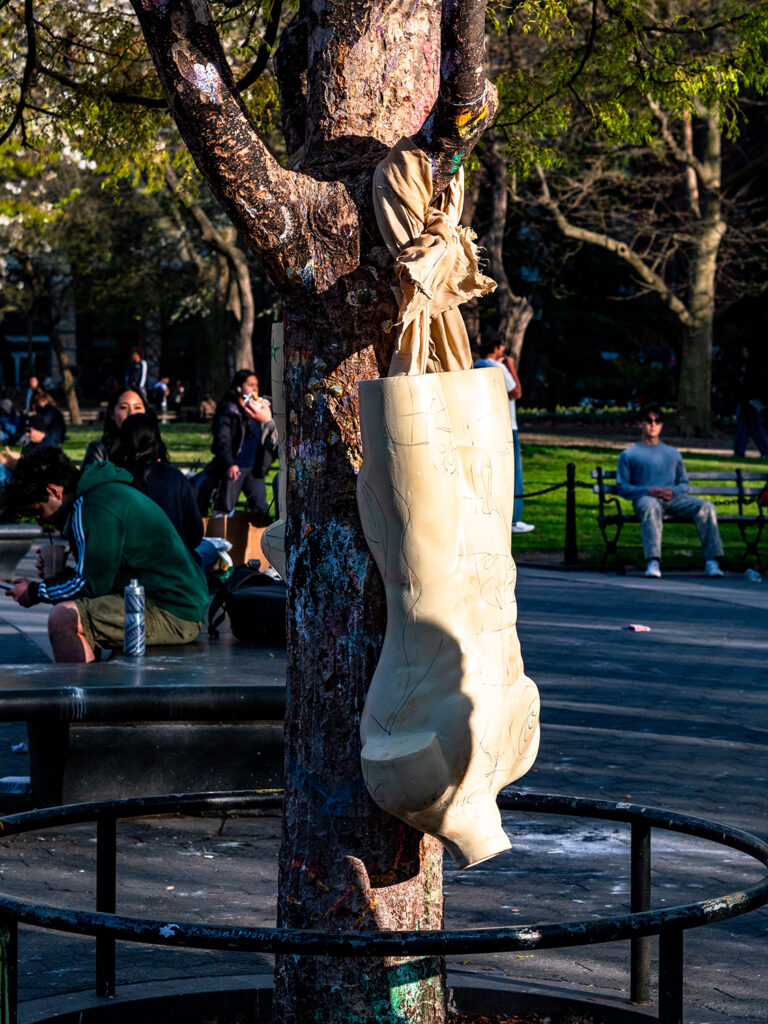 verkehrt herum hängender Torso