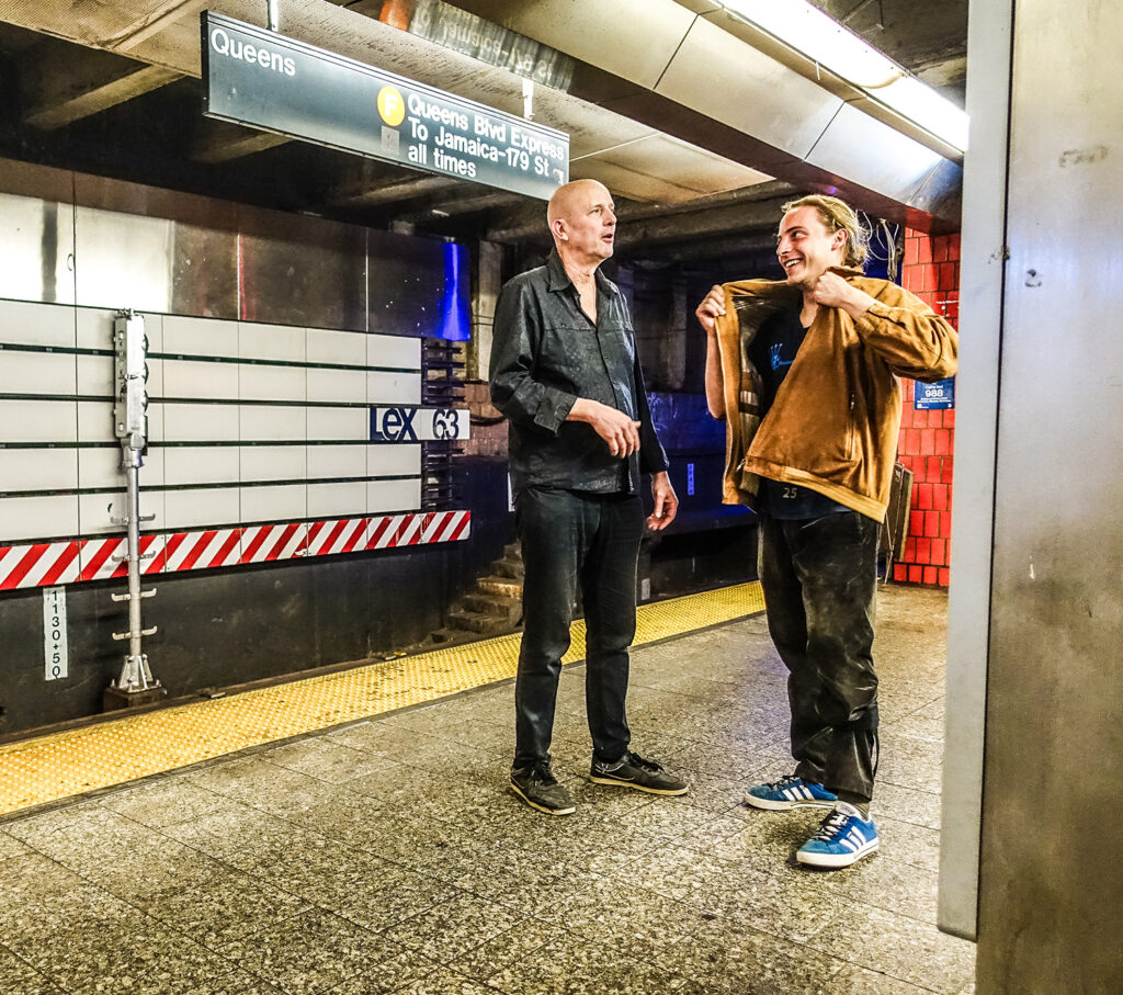 zwei Männer auf Bahnsteig