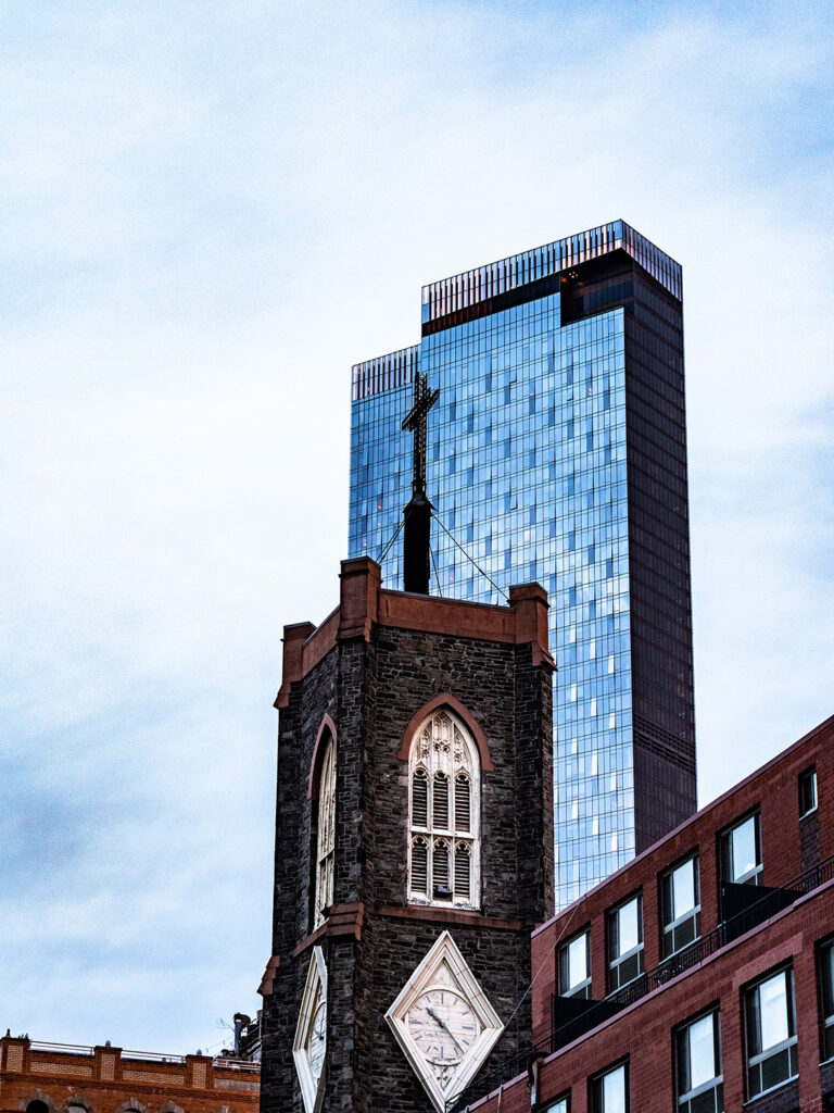 Kirche und Wolkenkratzer