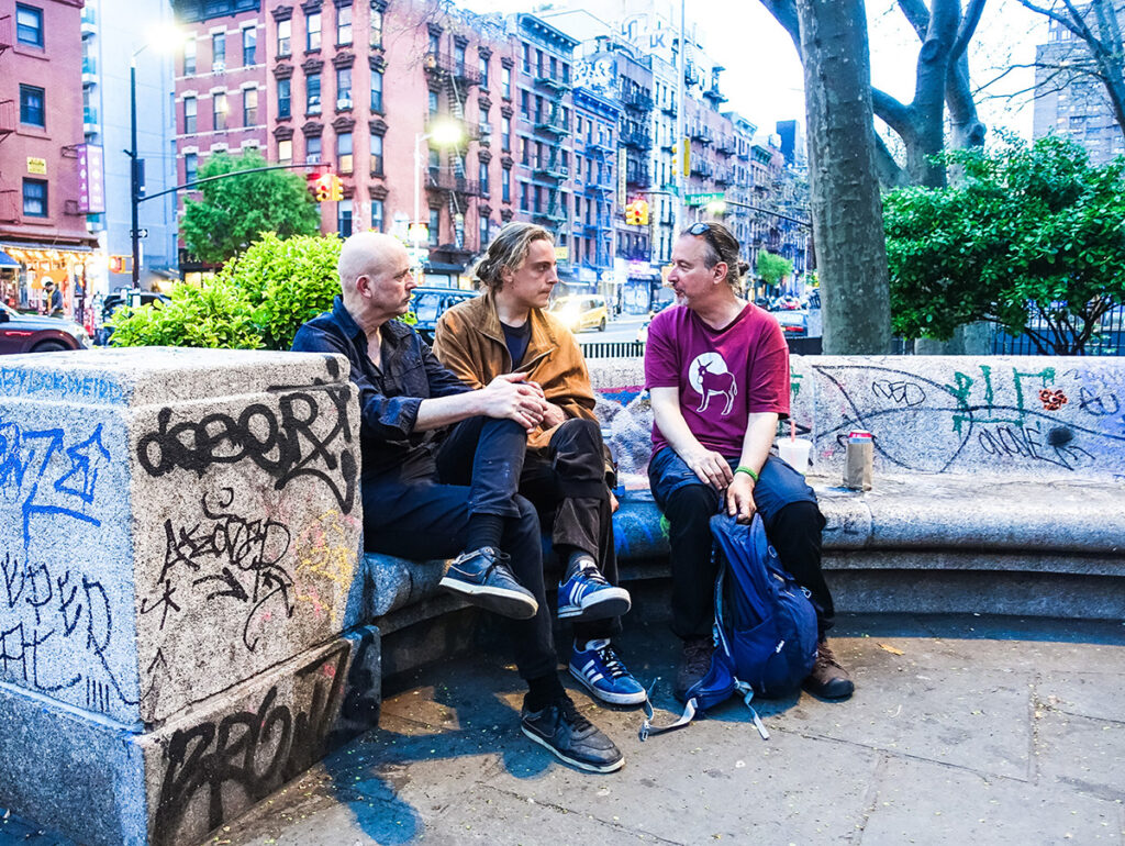 drei Männer auf einen Sitzbank