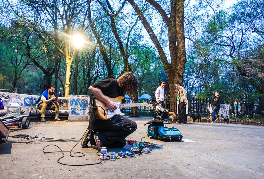 Straßenmusiker im Park