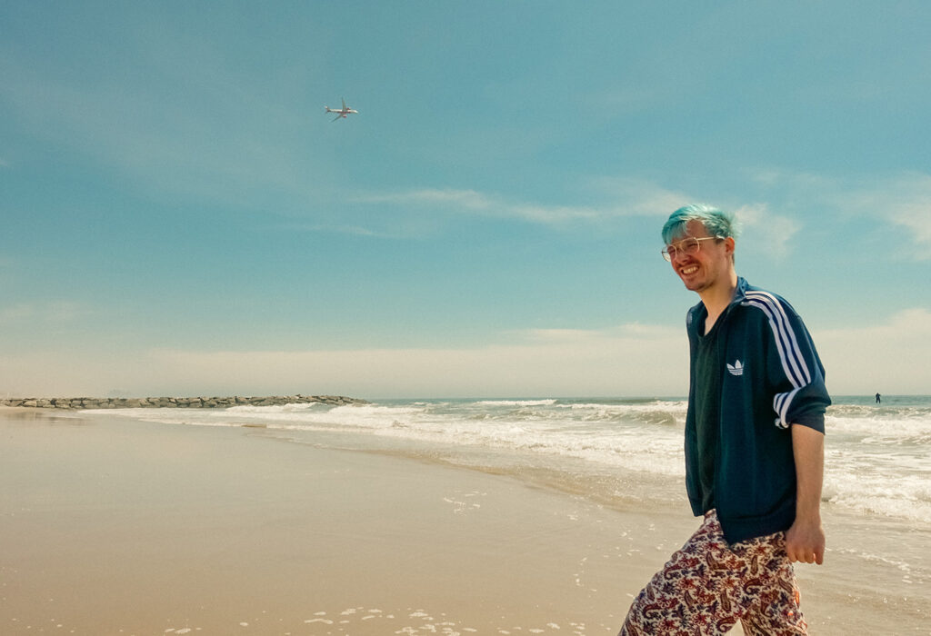 am Strand mit Flugzeug