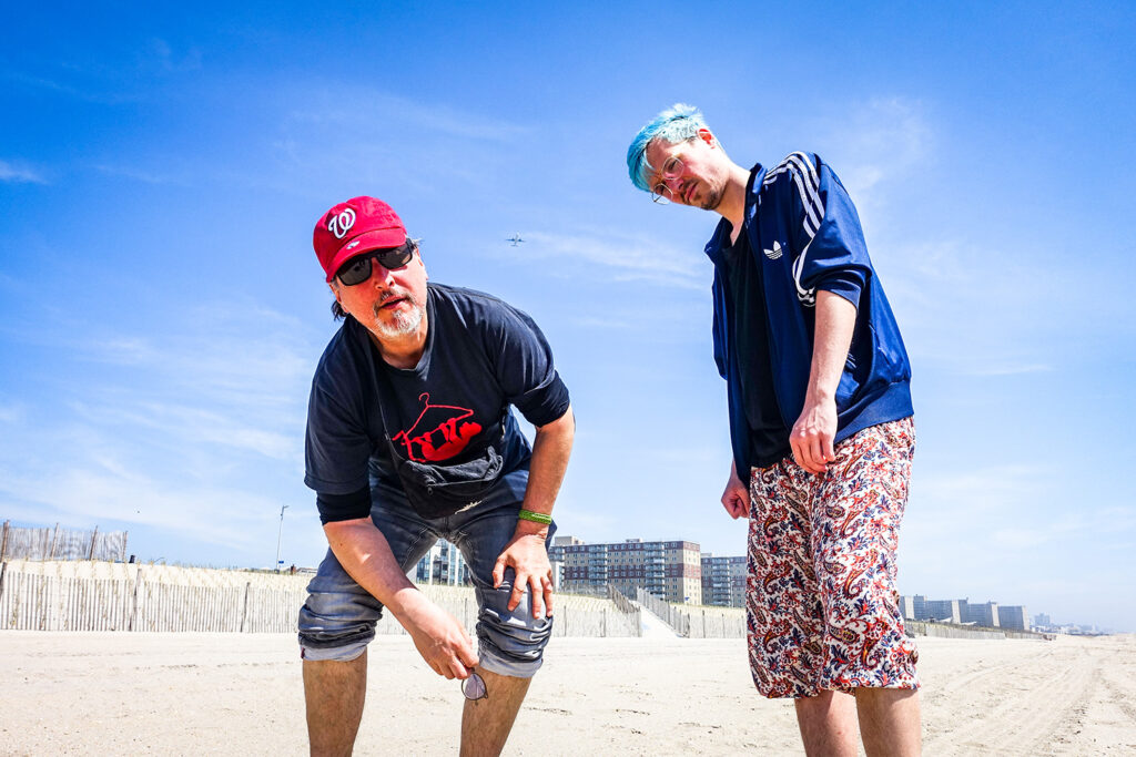 zwei Männer und ein Flugzeug