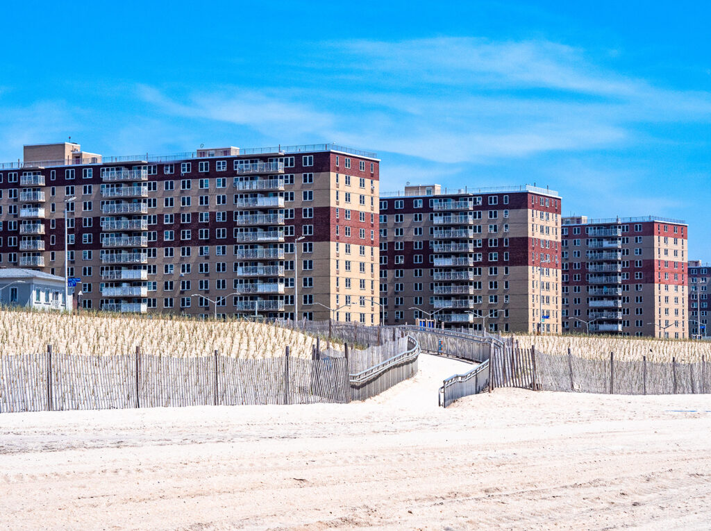 Plattanbauten am Strand