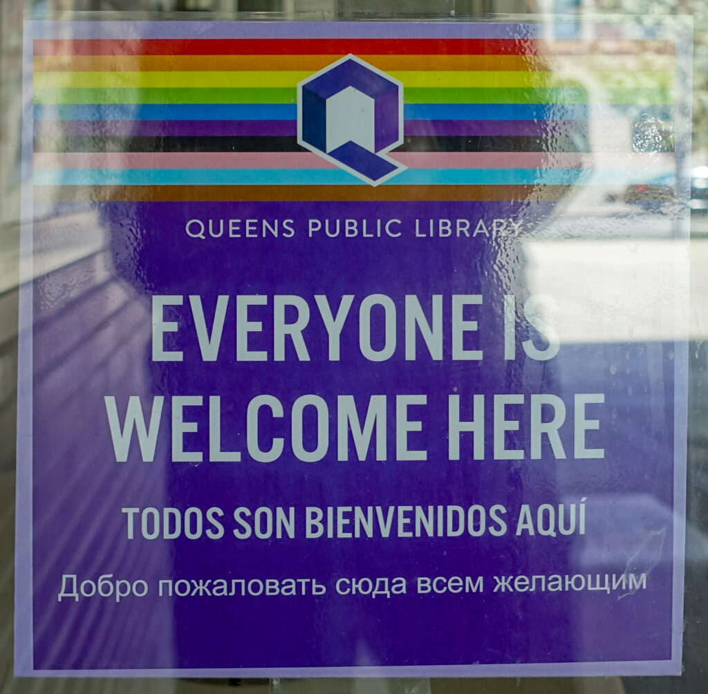 Willkommensschild in mehreren Sprachen