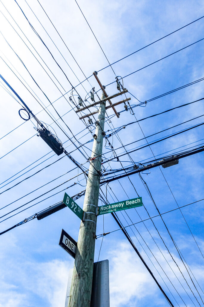Strommast und Straßenschild