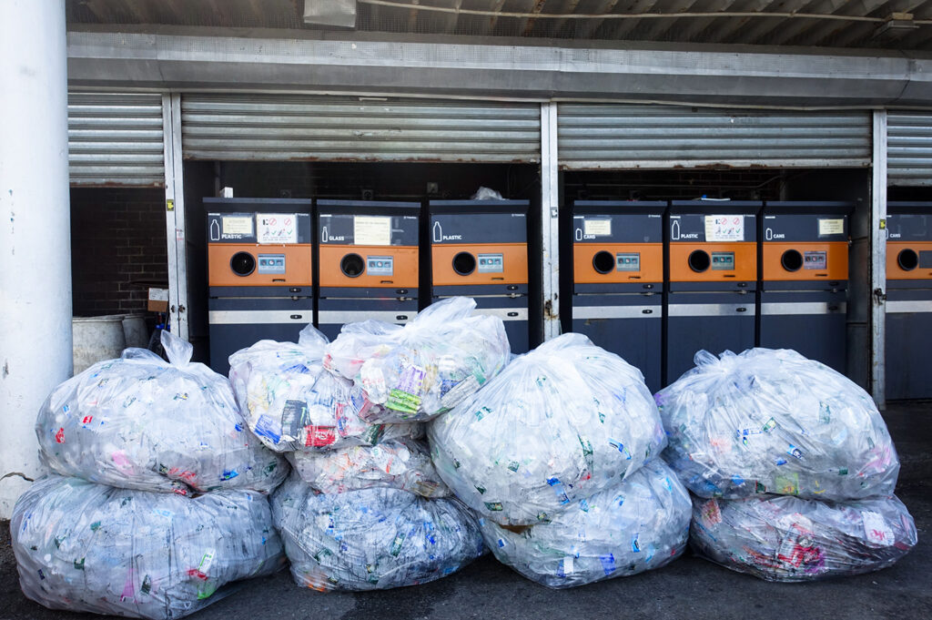 Säcke mit Plastikflaschen