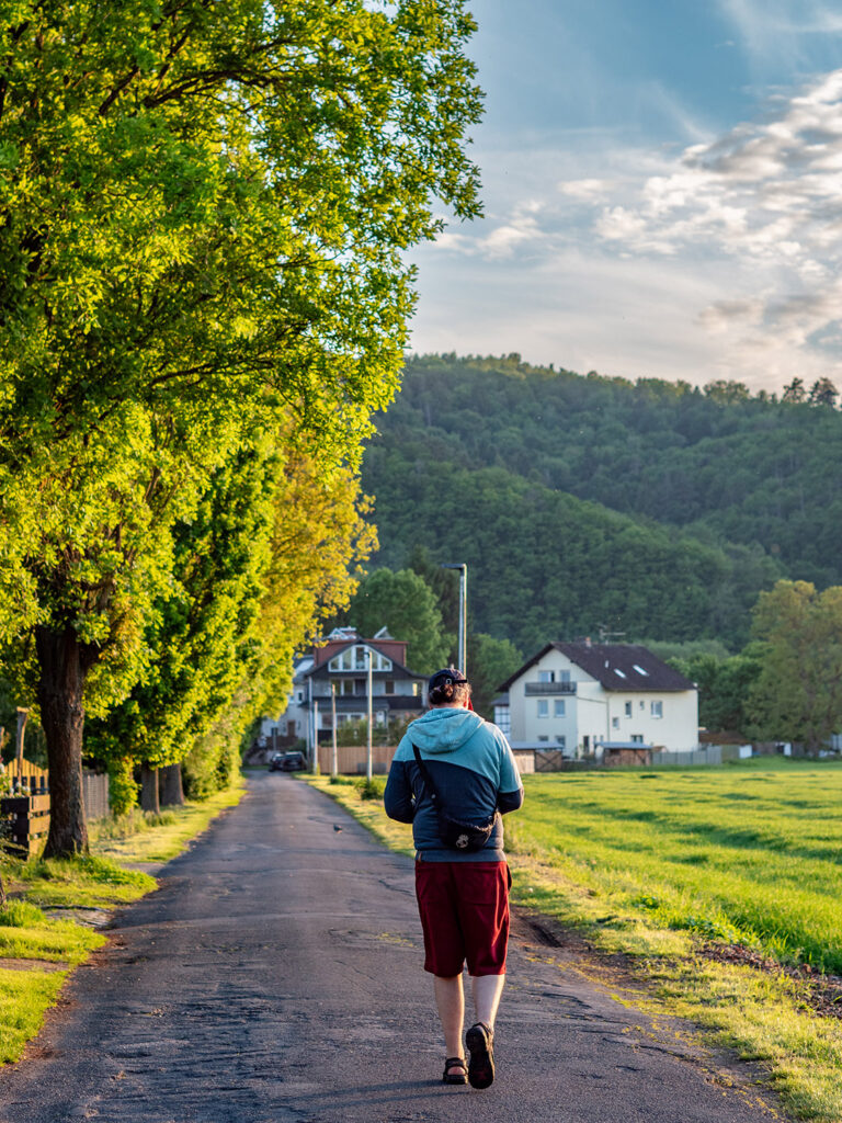 Dorfweg am Abend