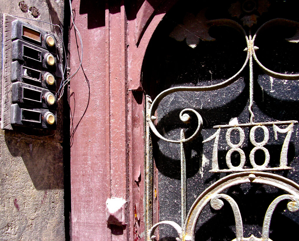 Haustür mit kaputter Klingel