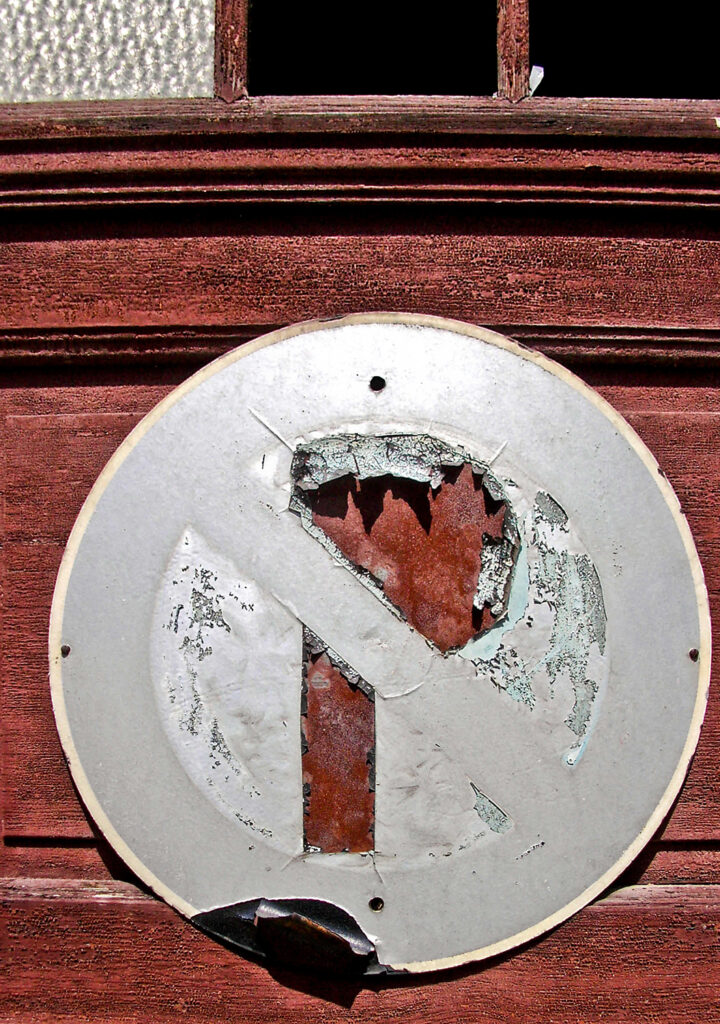 altes Parkverbotsschild