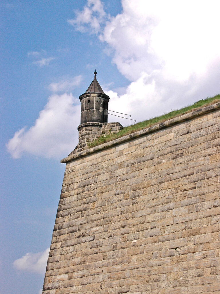 Mauer mit Wehrturm