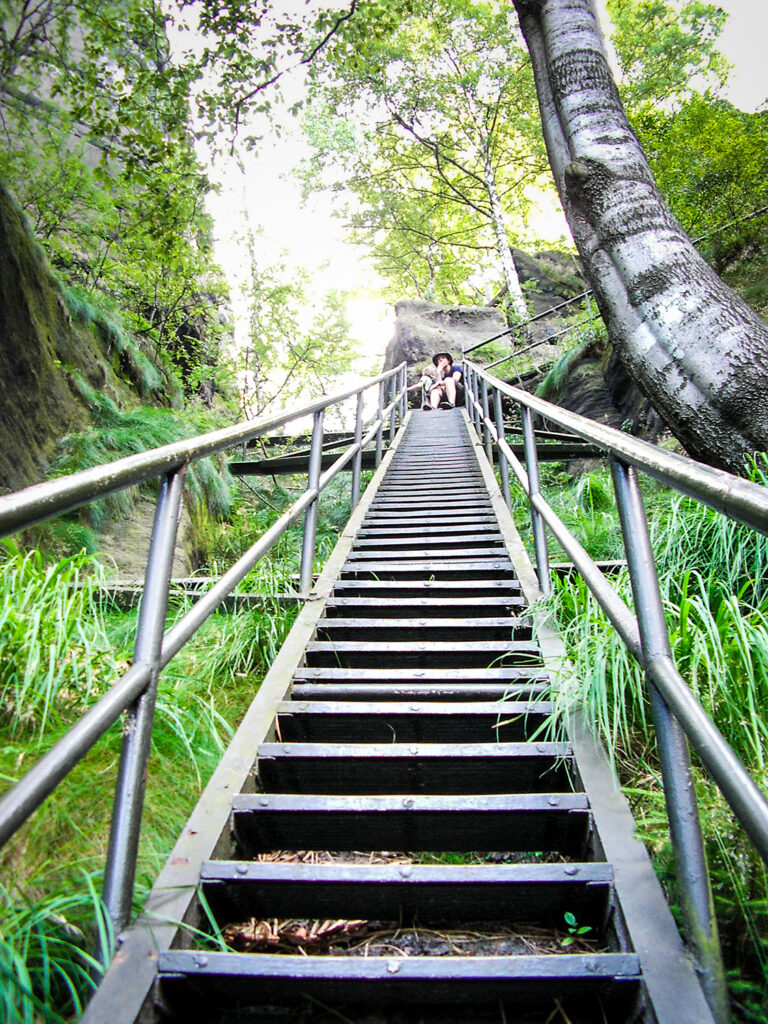 sehr steile Metalltreppe