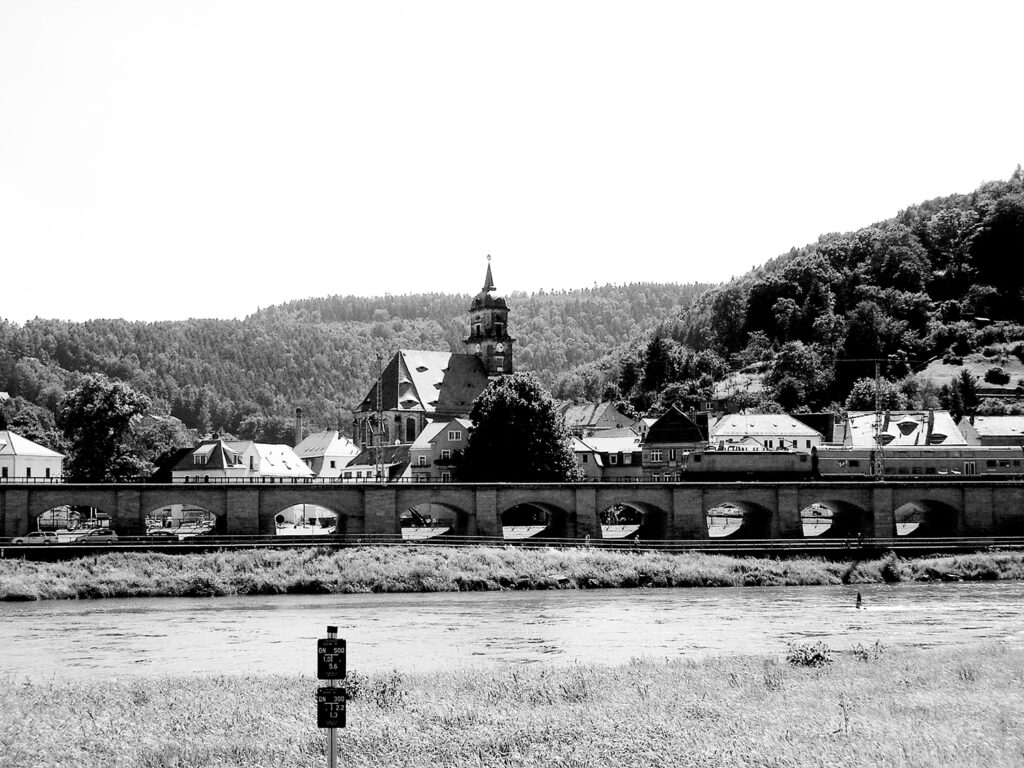 Landschaft mit Brücke
