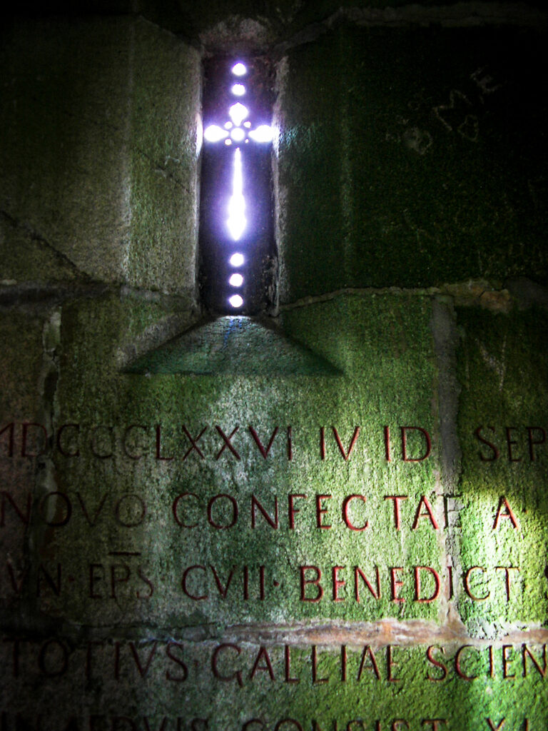 Kapelle und Inschrift