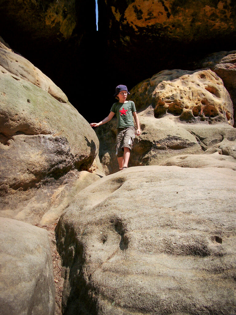 Kind auf Felsen