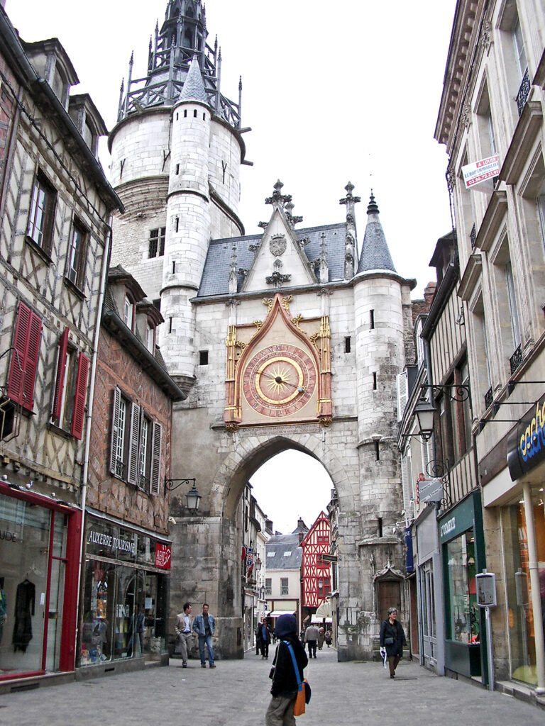 Stadttor mit großer Uhr